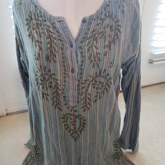Embroidered green shirt - Picture 1 of 3